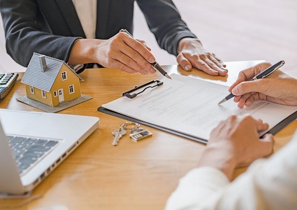 ¿Cómo puedes proteger tus intereses en un contrato inmobiliario de compraventa?