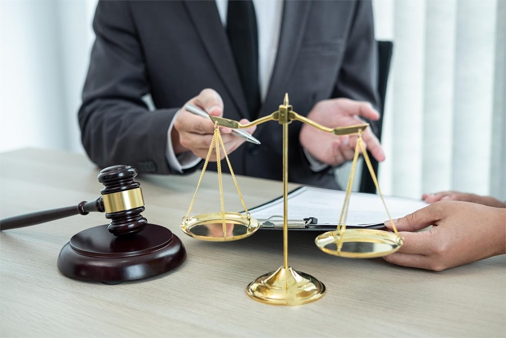 ¿Pueden mis padres beneficiar con el testamento a mi hermano?