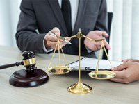 ¿Pueden mis padres beneficiar con el testamento a mi hermano?