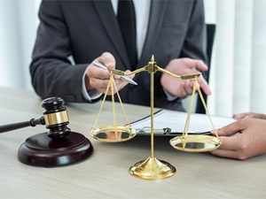¿Pueden mis padres beneficiar con el testamento a mi hermano?
